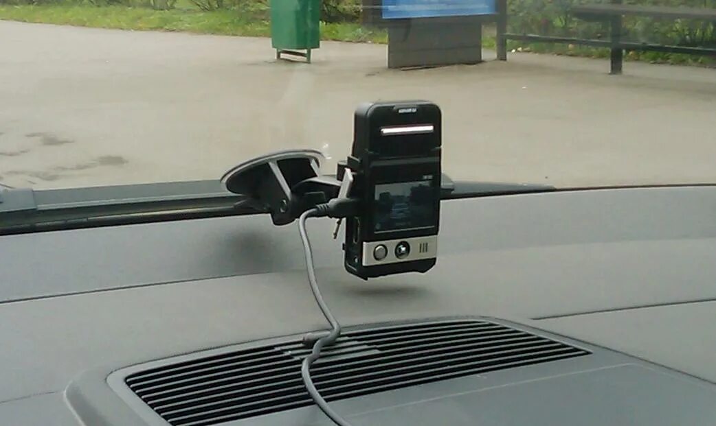 Видеорегистратор на панель автомобиля. Видеорегистратор в машину на торпеду. крепление видеорегистратора на панель. видеорегистратор с креплением на торпеду.
