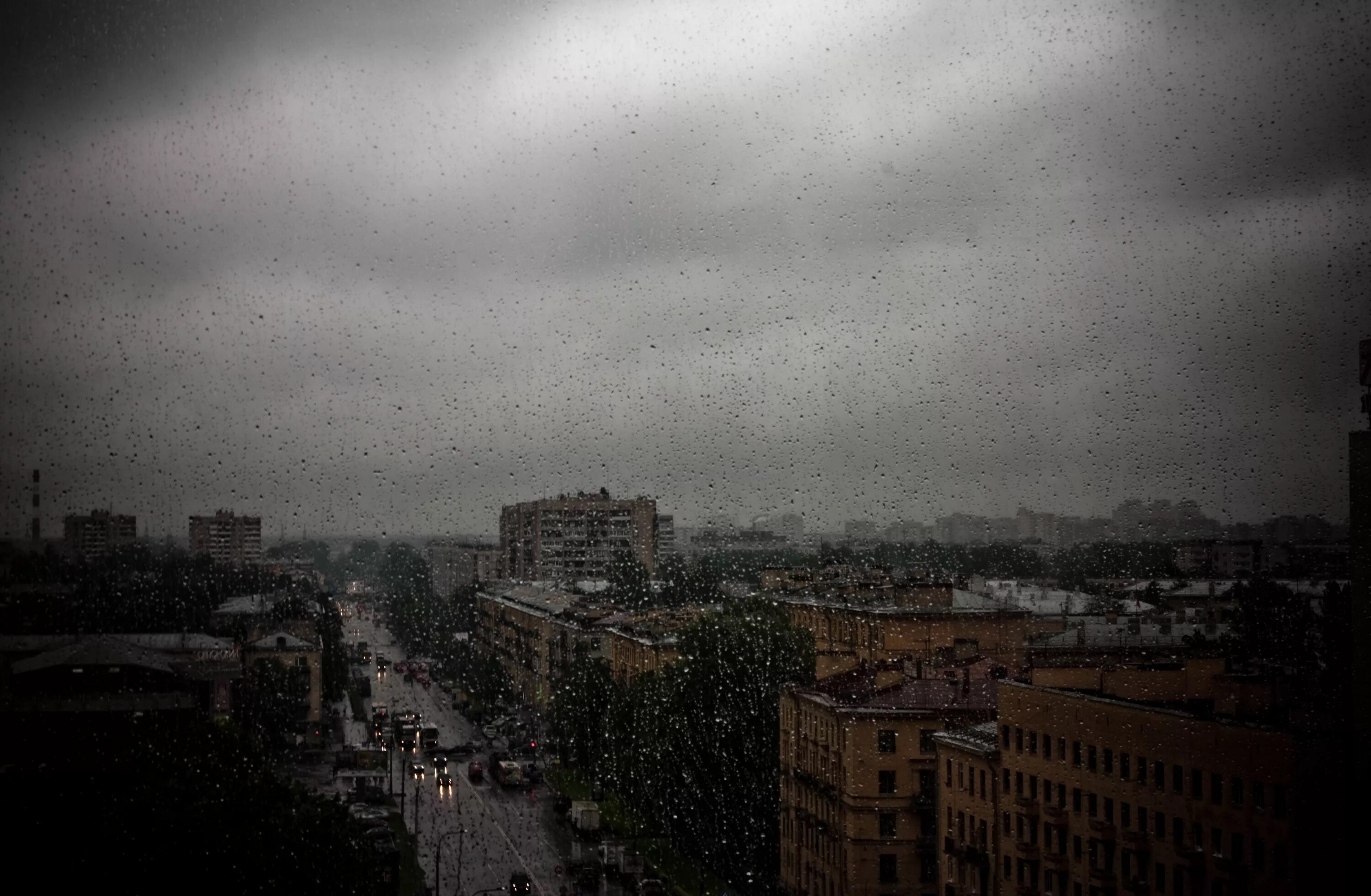Пасмурный город. Пасмурный город с крыши. Вид на город пасмурно. Дождь в городе.