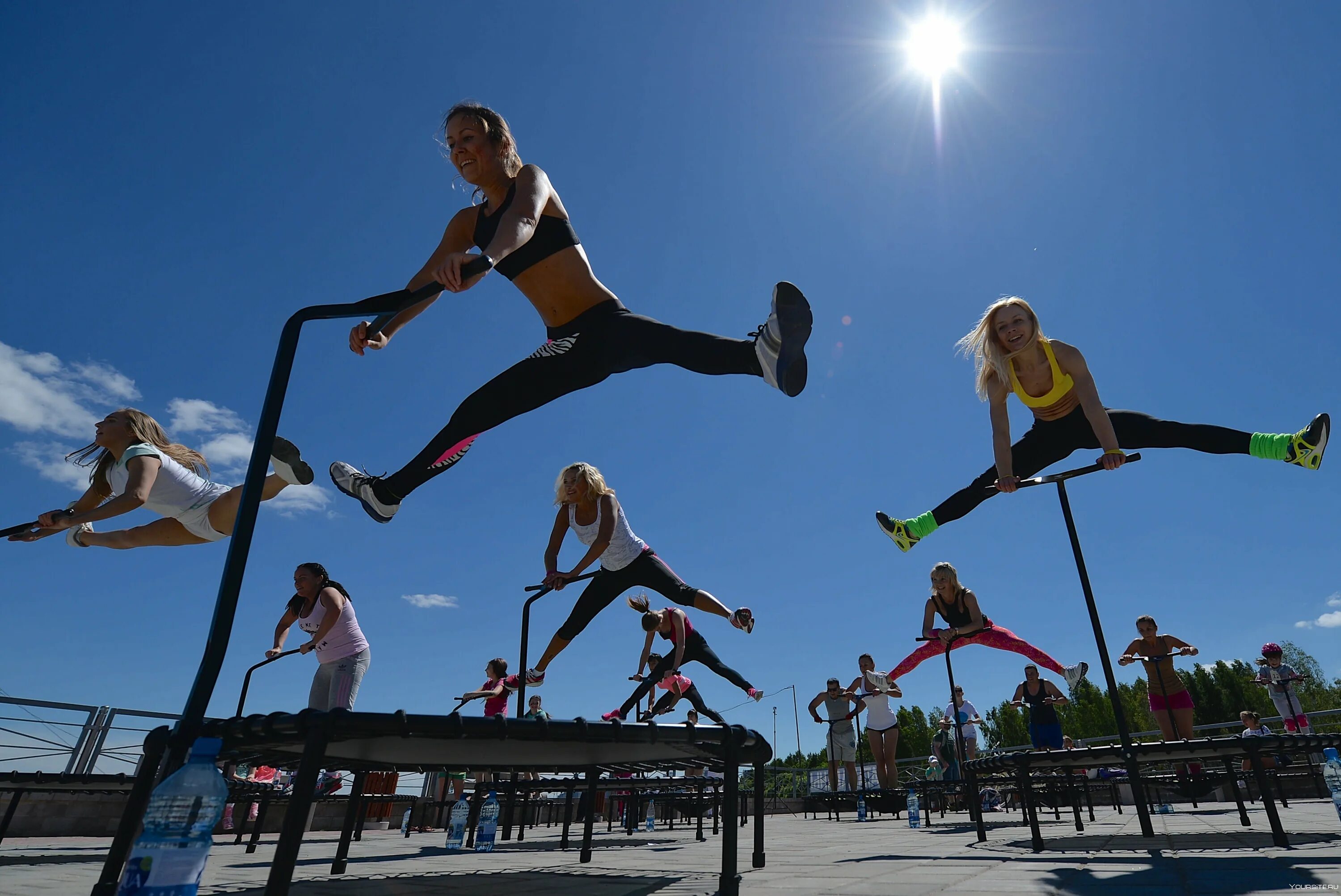 Jumping match. Джампинг фитнес. фитнес на батутах. jumping батут фитнес.