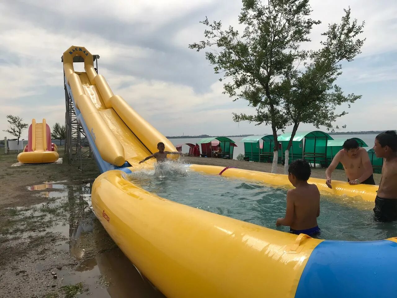 Зона отдыха лагуна в топаре. Топар караганда пляж. Алиханова 32/2 караганда. Тасбулак каркаралинск официальный сайт. Караганда жара зона отдыха.