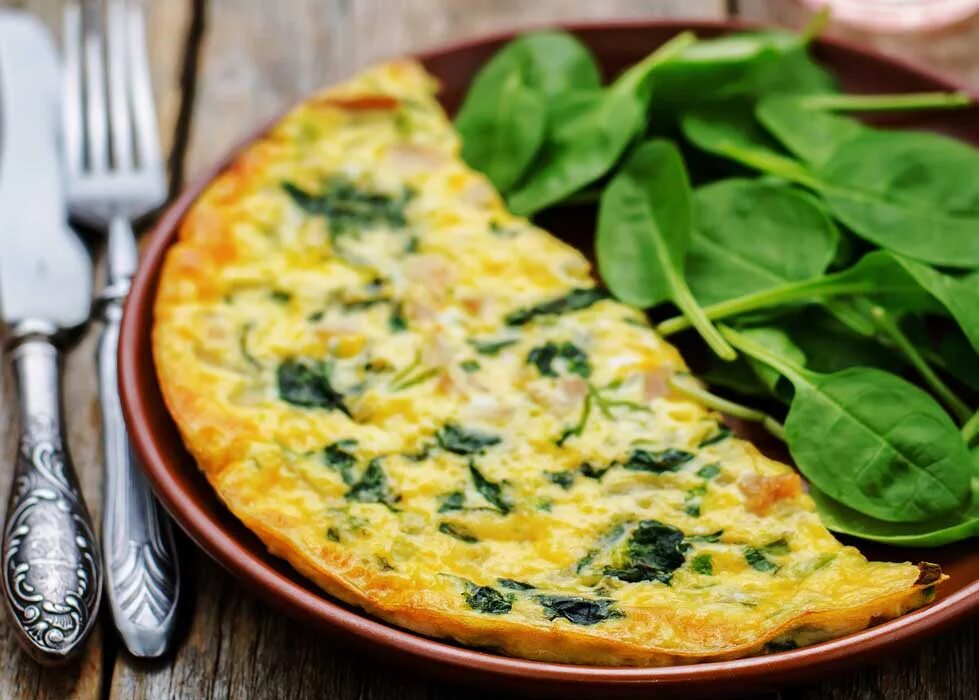 Пп омлет на завтрак. Вкусный и полезный завтрак. Диетический завтрак. Омлет в микроволновке рецепт. Стол 4 диета омлет.