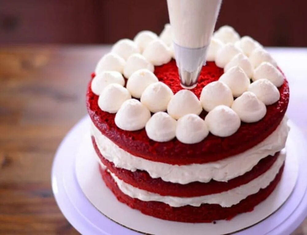 Cake icings. Торт красный бархат с кремом чиз. Тирамису красный бархат. Открытый торт красный бархат. Декор торта красный бархат.