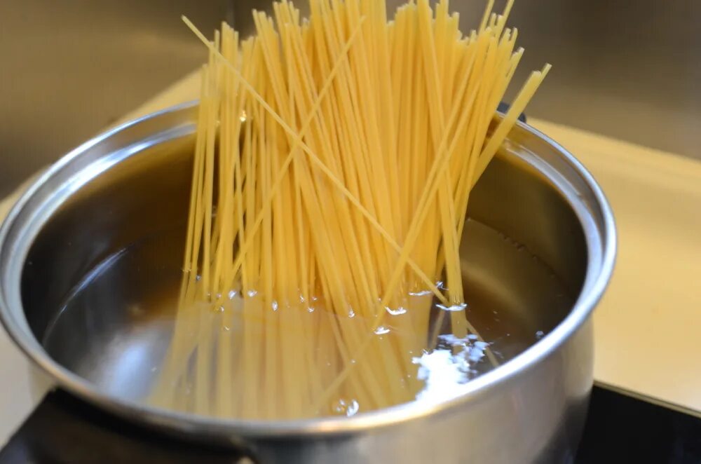 Сколько по времени варить спагетти в кастрюле. Макароны в кастрюле. Кастрюля для спагетти. Отваренные макароны. Макароны в кастрюльке.