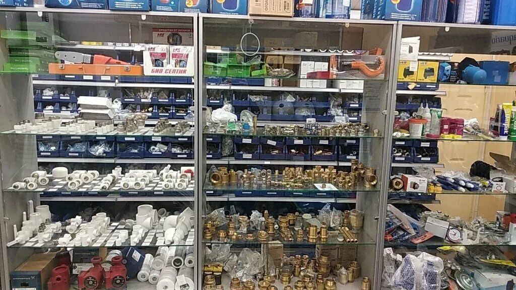стенды для магазина сантехники. сантехника черноголовка. стенд для смесителей. витрина магазина сантехники. большой камень магазин сантехники центральный.