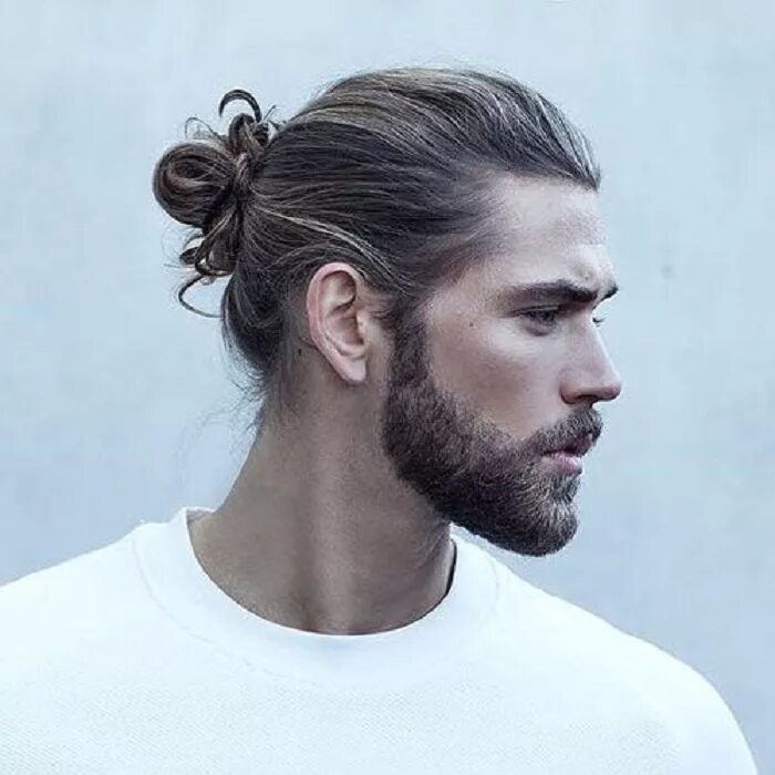 Мэн бан + андеркат. Андеркат man bun. Топ кнот андеркат. Джейк джилленхол man bun. Длинная голова у мужчины.