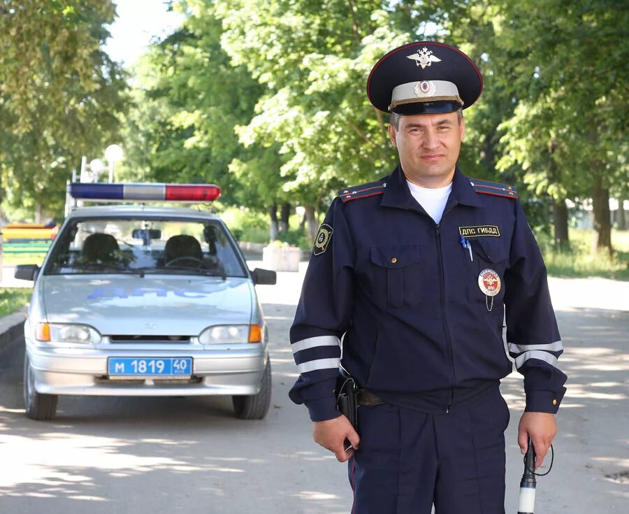 гаишник останавливает машину.