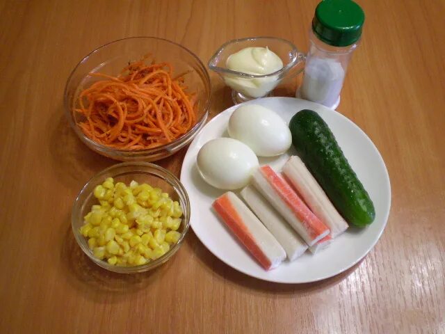 Салат корейская морковь крабовые палочки яйца. Крабовый салат с корейской морковкой. Салат с корейской морковью и крабовыми палочками. Салат с корейской морковью и крабовыми палочками и огурцом. Салат с корейской морковью и крабовыми палочками.