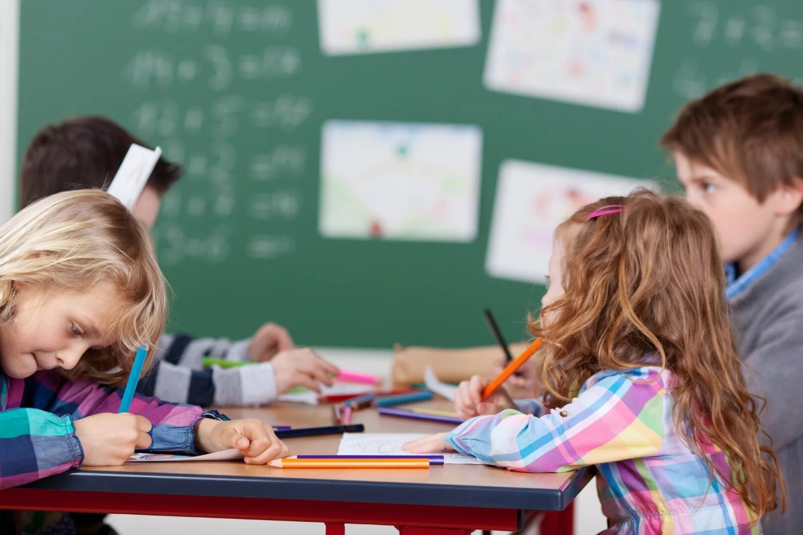 урок рисования в школе. дополнительное образование начальные классы. дети в классе. робототехника для детей. дополнительное образование начальные классы.