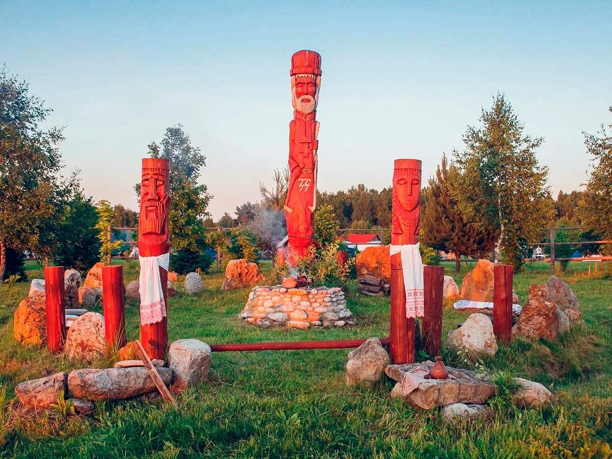 Капище славян. Капище в Калуге Красотынка. Языческое капище в Красотынке Калуга. Купчинское капище Перуна. Храм огня Сварожича, Калужская область.