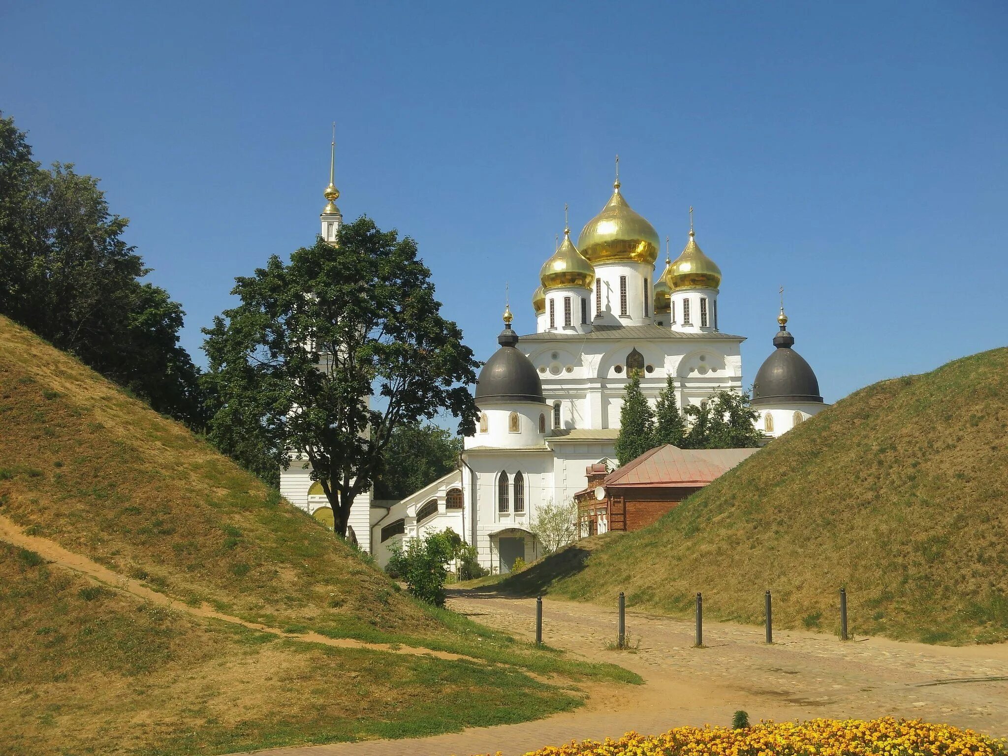 Дмитровский Кремль в Дмитрове. Земляной вал Дмитров. Дмитриевский Кремль Дмитров. Дмитровский Кремль достопримечательности Дмитрова. Дмитровск подмосковье