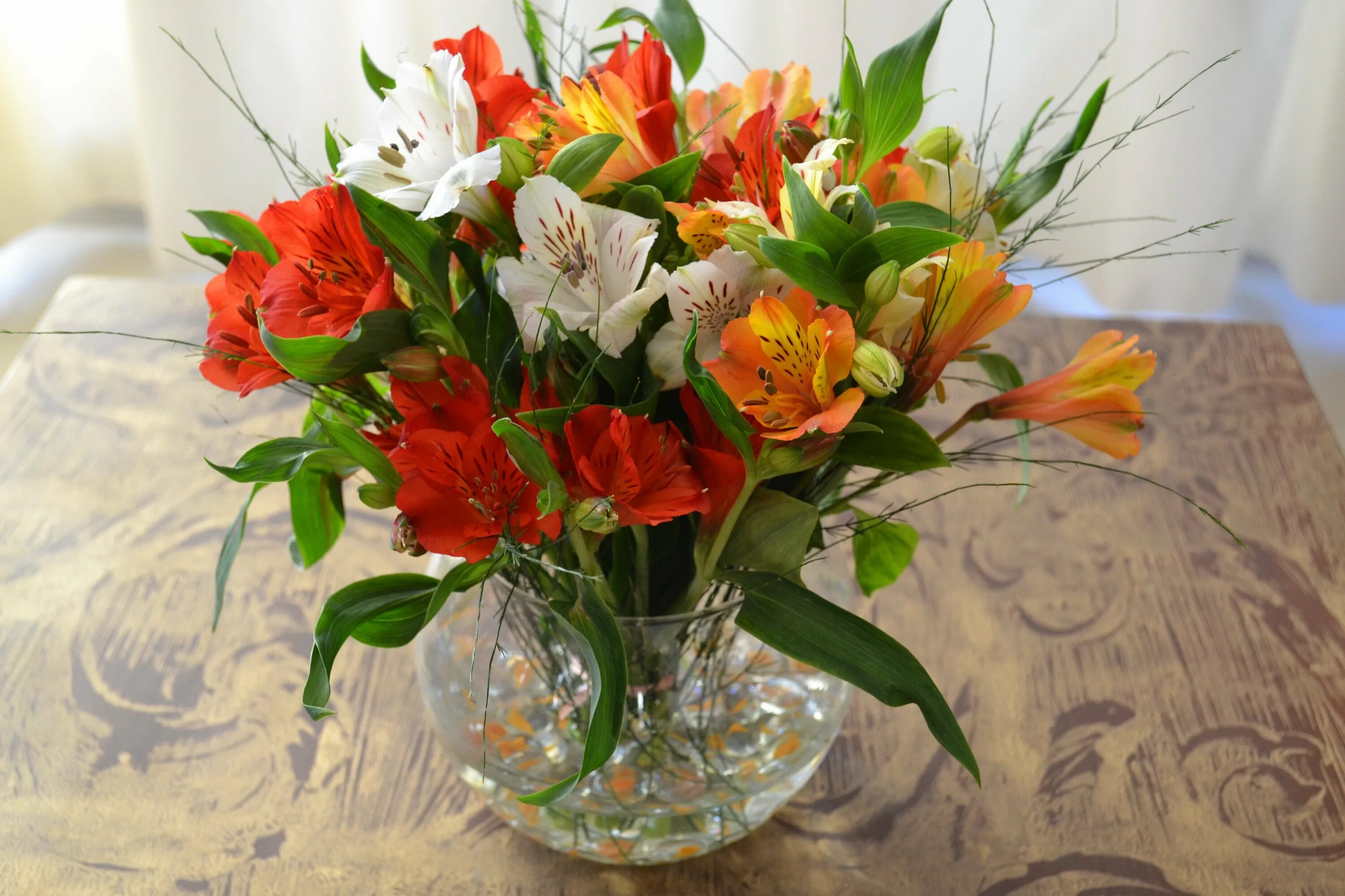 Альстромерия букет в вазе. Эустома в вазе. Цветы срезка в вазах. Букеты которые долго стоят. Эустома лизиантус белая.