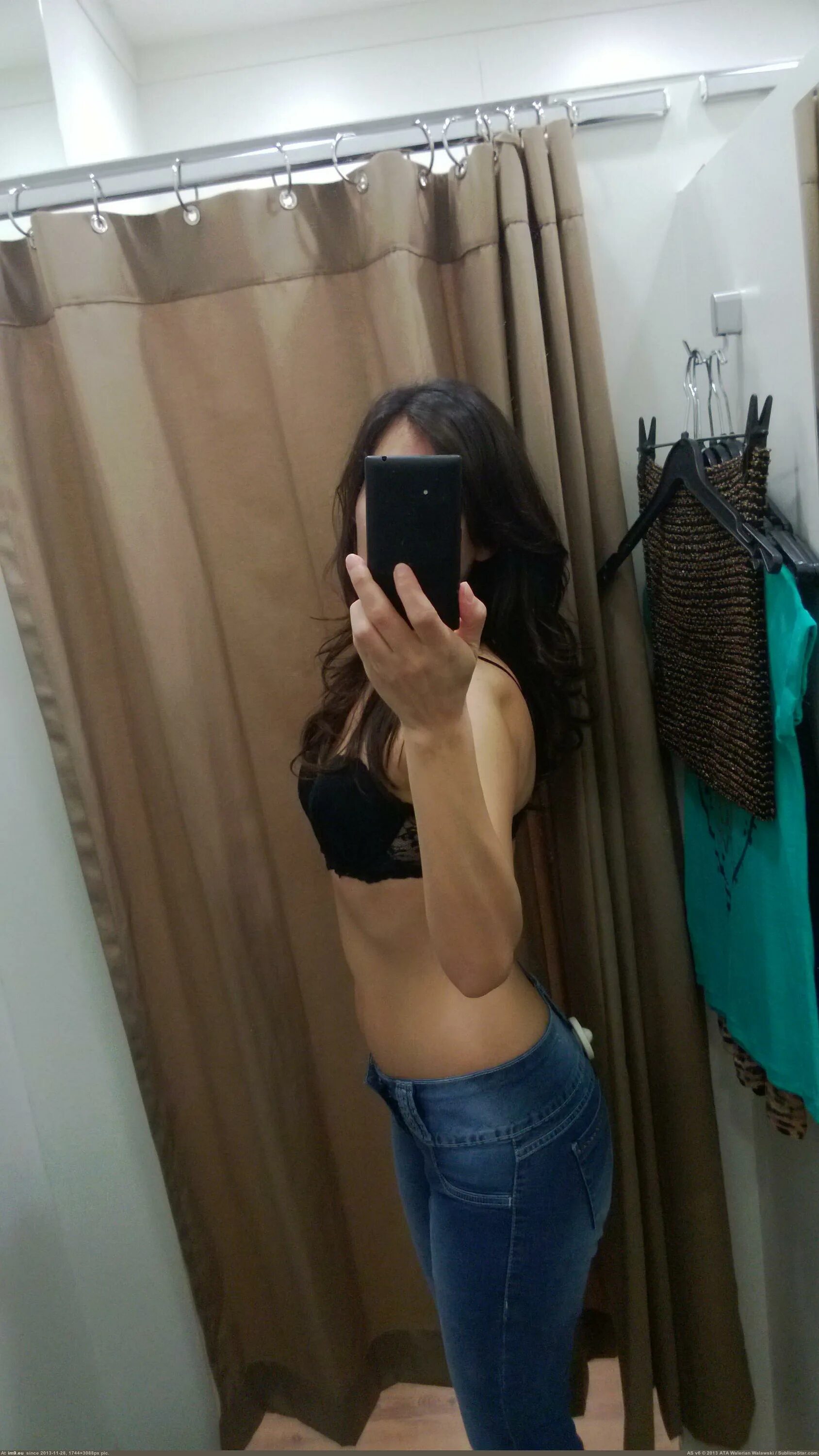 девушка в обтягивающем платье в примерочной. примерка платья. в примерочной нижнего белья. девушки в примерочной нижнего. девушки в примерочной в магазине.