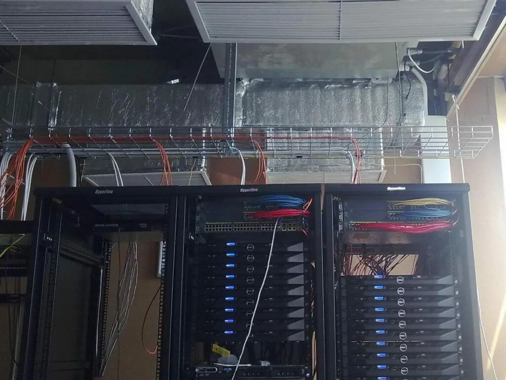 Стойка 42 юнита. Серверная стойка 2250. Навесная серверная. Монтаж серверного оборудования в шкаф. Что такое юнит в серверном шкафу.