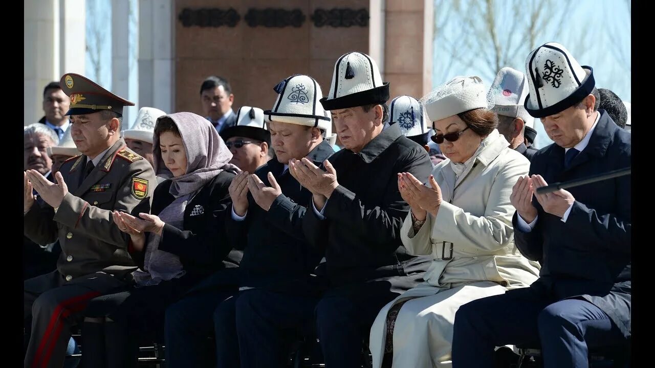Киргизии 2010. Апрельская революция в кыргызстане 2010. 7 апреля 2010 бишкек штурм. революция 2010 в киргизии бакиев. революция 7 апреля в кыргызстане.