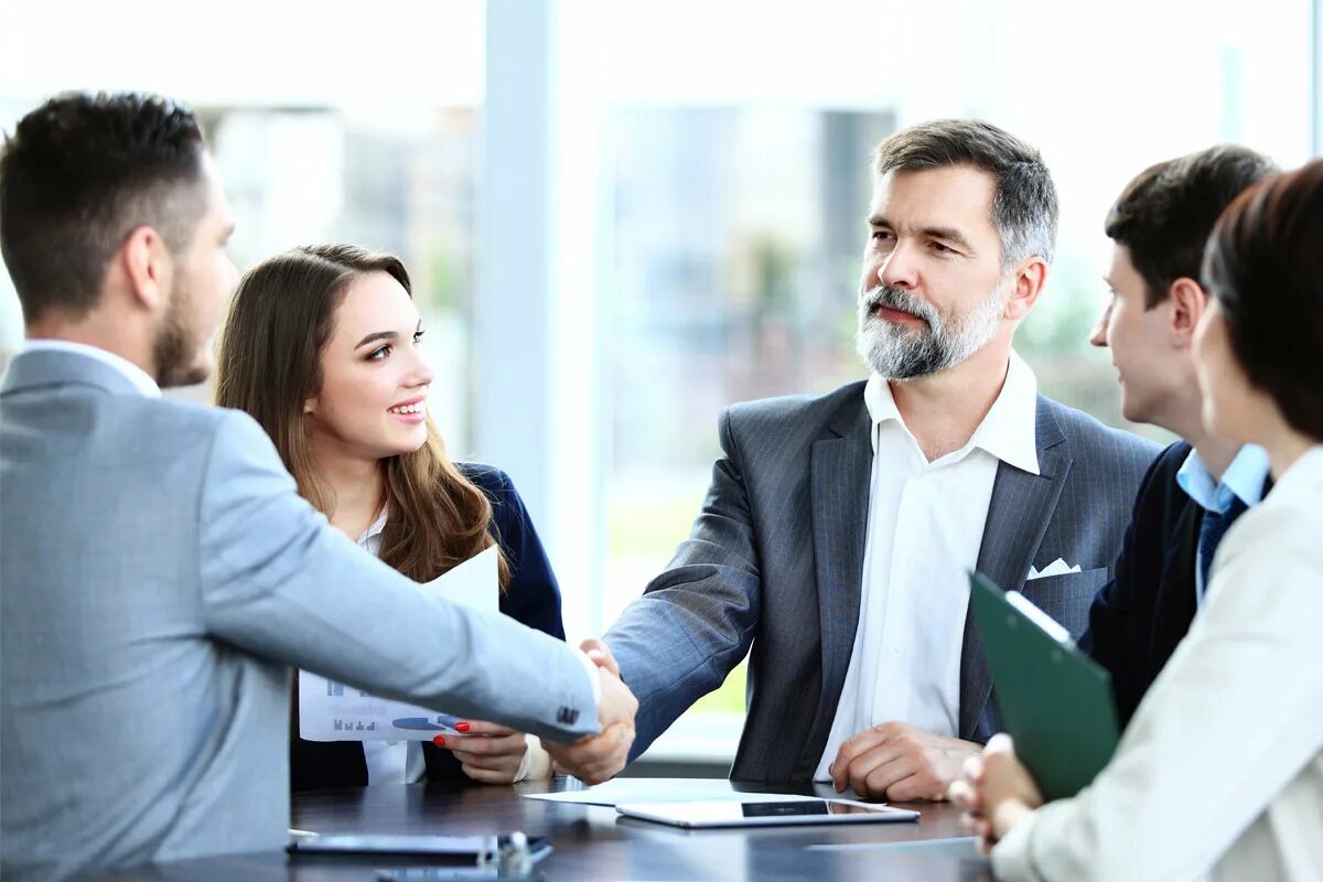 Стимулы для сотрудников в бизнесе. Торговый агент. Дает менеджмент. Человек анализирует. Люди на совещании.