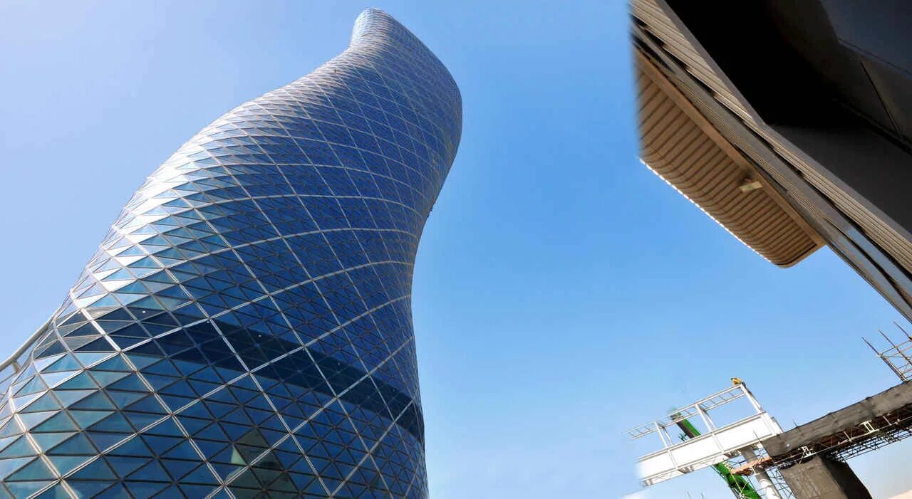 Небоскреб столица. Башня «Capital Gate» (Абу-Даби, ОАЭ,. Абу Даби небоскреб Кэпитал гейт. Башня капитал Абу Даби. Небоскреб Capital Gate в Абу-Даби.