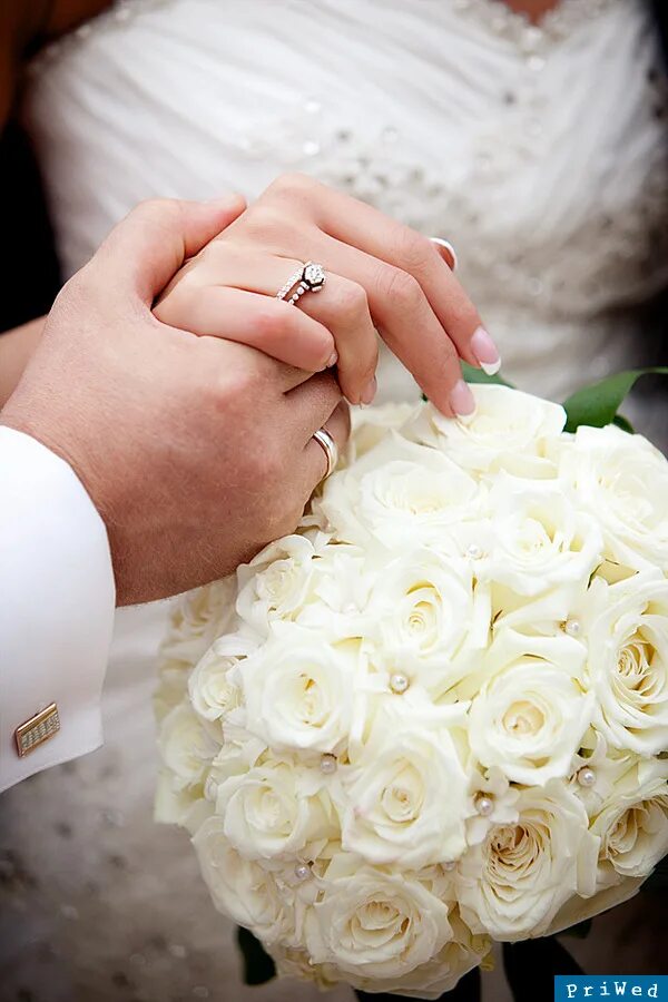 Жених с кольцом. Жених и невеста обмениваются кольцами. Красивые обручальные кольца на руках. Кольца жениха и невесты. Свадьба без колец.