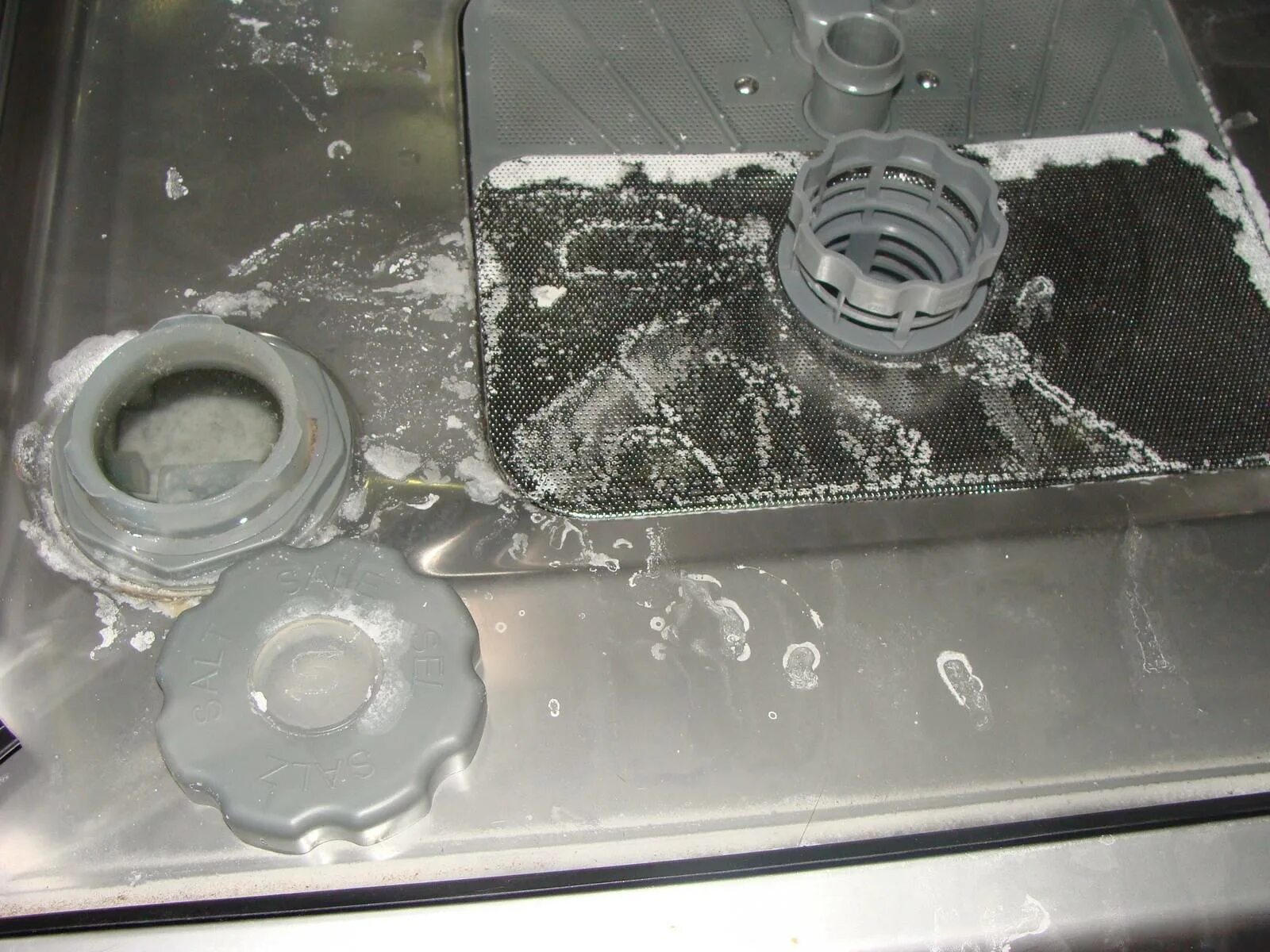 В отсеке для соли стоит вода. Слив воды из посудомоечной машины electrolux. посудомоечная машина midea не сливает воду. забилась посудомоечная машина. отсек для соли в посудомоечной машине.