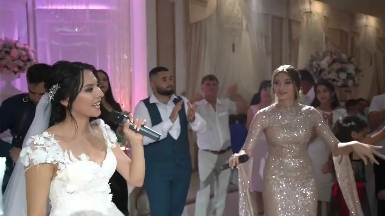 Свадьба в бахчисарае бахчисарай украинские флаги. Крымскотатарская свадебные песни. Крымскотатарский свадебный наряд. Крымскотатарская свадебные песни. Крымскотатарская свадебные песни.