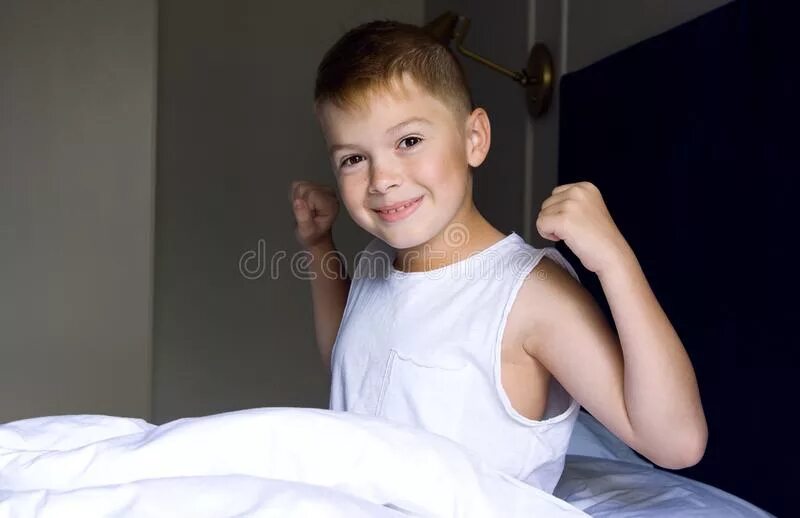 Маленькая девочка проснулась. Девочка проснулась. Мальчик просыпается утром. Девочка встает с кровати. Девочка проснулась.