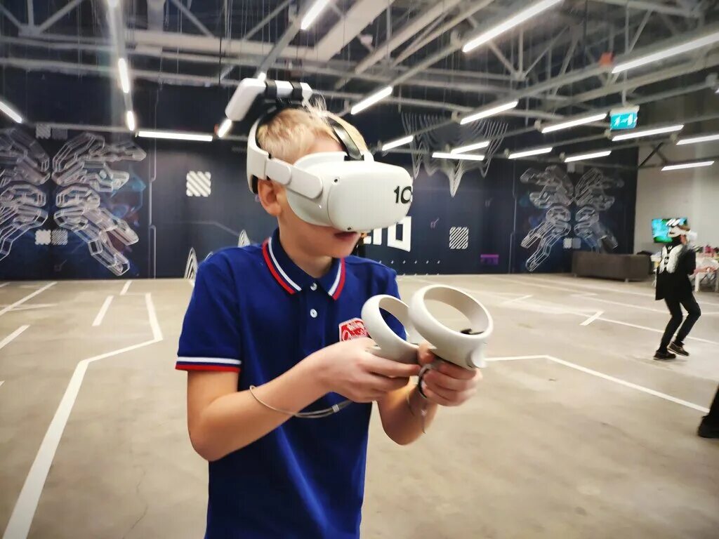 Игры для vr арены. Арена виртуальной реальности. Арена виртуальной реальности Тюмень. VR Арена Москва. VR Arena Новоженова Arena SHMOOTER.