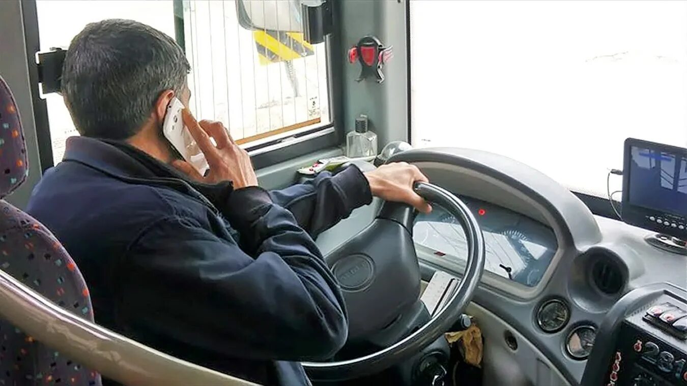 Руль автобуса. Автобусе на рулю. Девушка за рулем автобуса. Водитель за рулем автобуса. Автобусе на рулю.