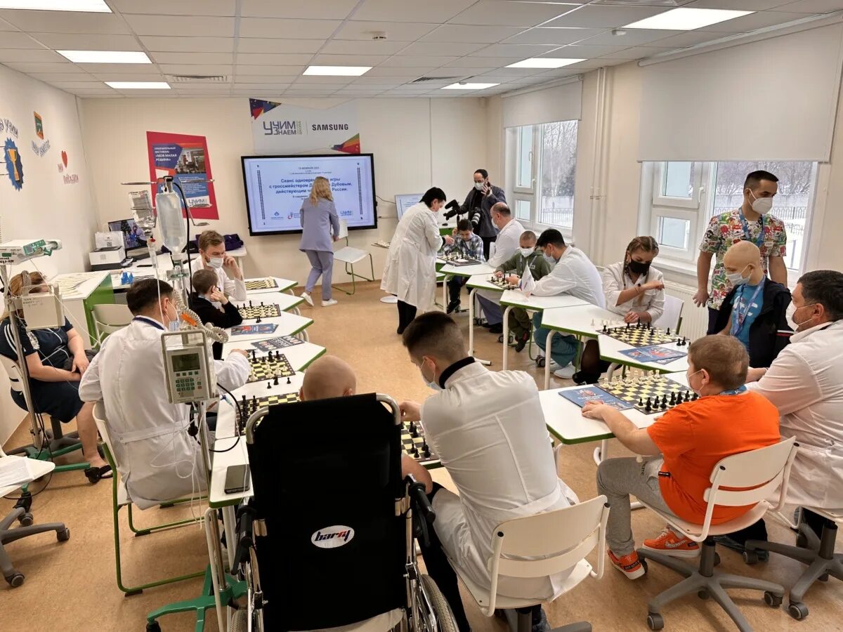 Объявление консультация юриста. Сеанс состоится. Международный день шахматистов. Сеанс состоится. Люди сидят в кинотеатре.