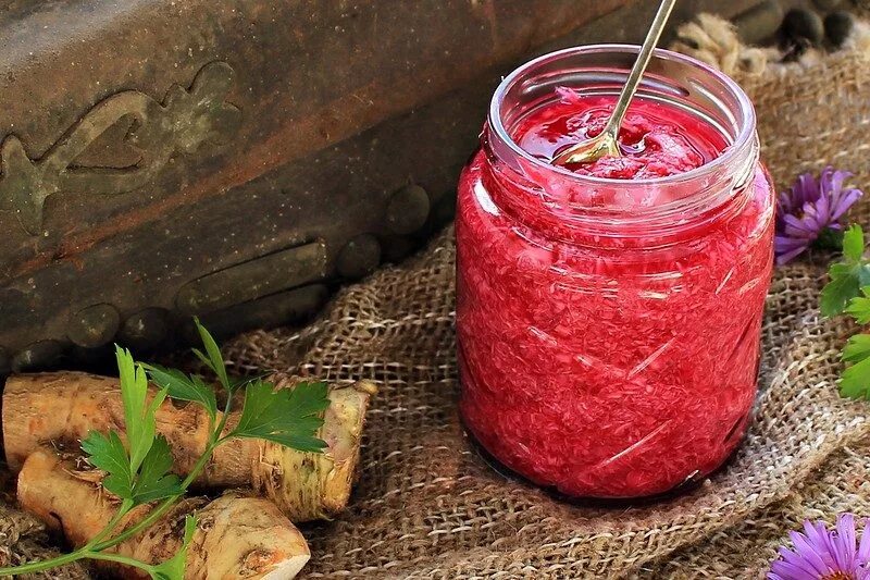 Хреновина со свеклой. Хренов на со свеклой. Хрен столовый со свеклой. Икра свекольная диета. Свёкла с хреном на зиму в банках.