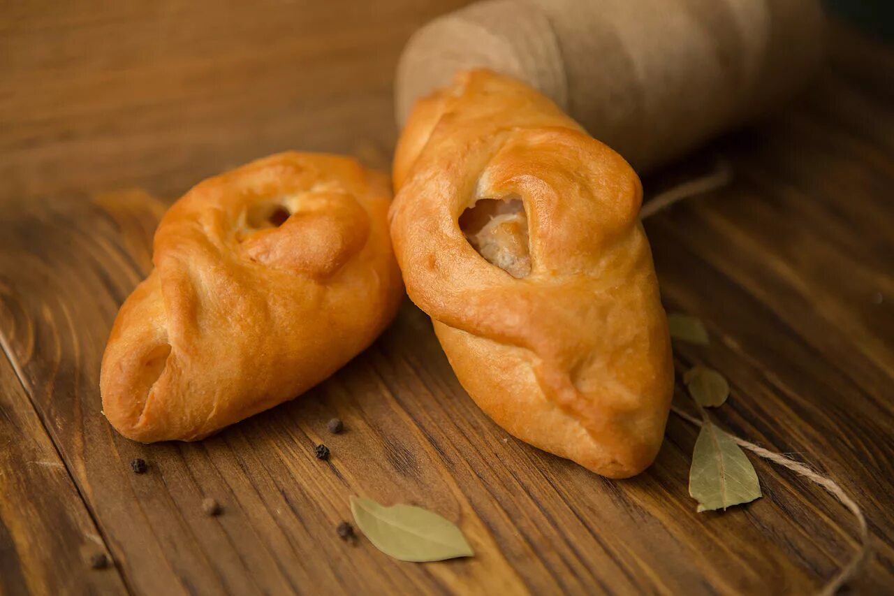 Пирожки с тыквой из дрожжевого теста в духовке. Расстегай с рыбой. Расстегаи московские. Расстегаи. Расстегай с рыбой.