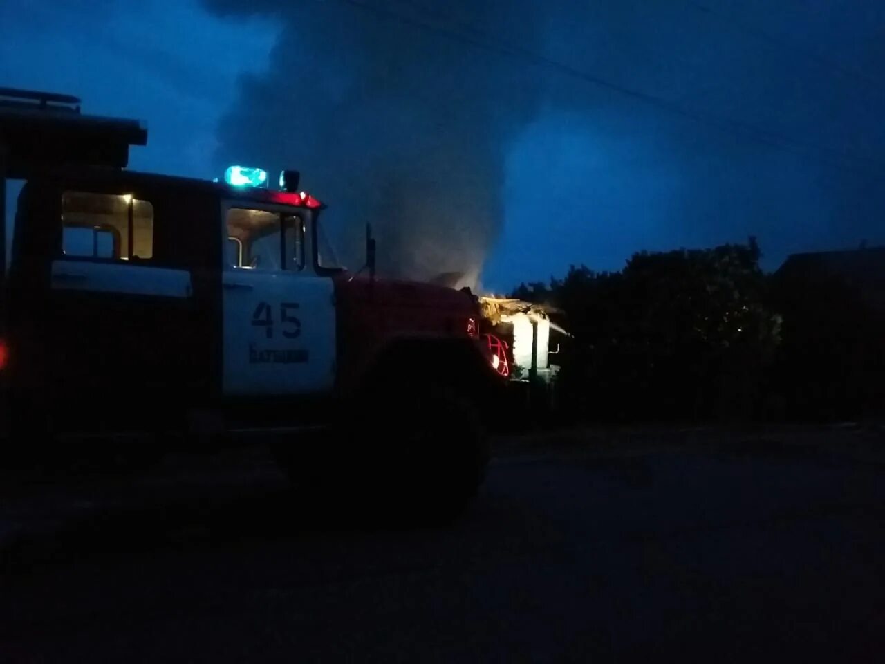 Пожар в Батецком районе вчера. Пожарная часть поселка Батецкий. 45 ПЧ Батецкий. Деревня Вольная горка Батецкий район.