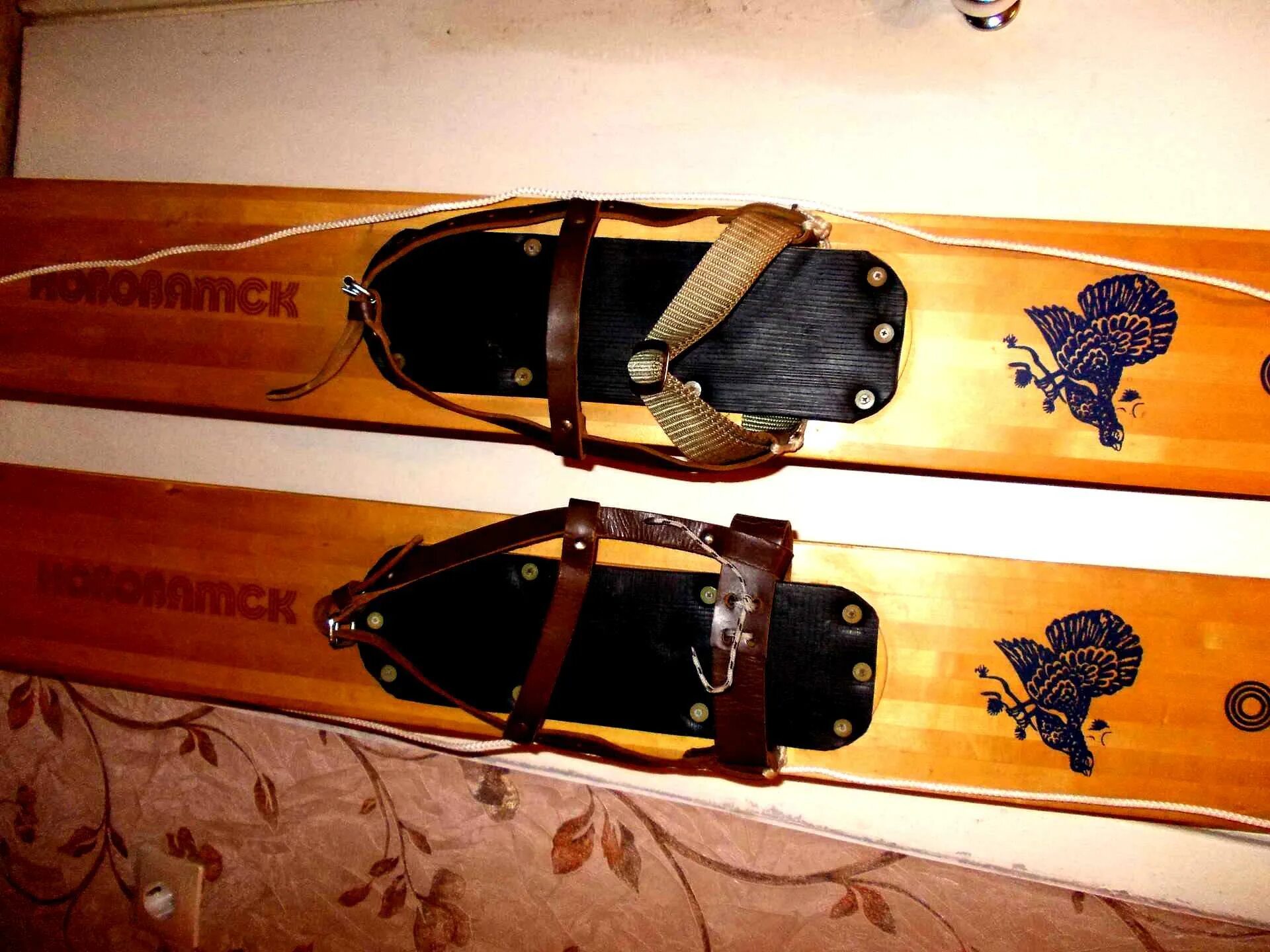 Как установить крепление на лыжи sns. Как правильно собрать лыжи. Крепеж для охотничьих лыж. Держатель для горных лыж на стену. Крепления для охотничьих лыж юксы.