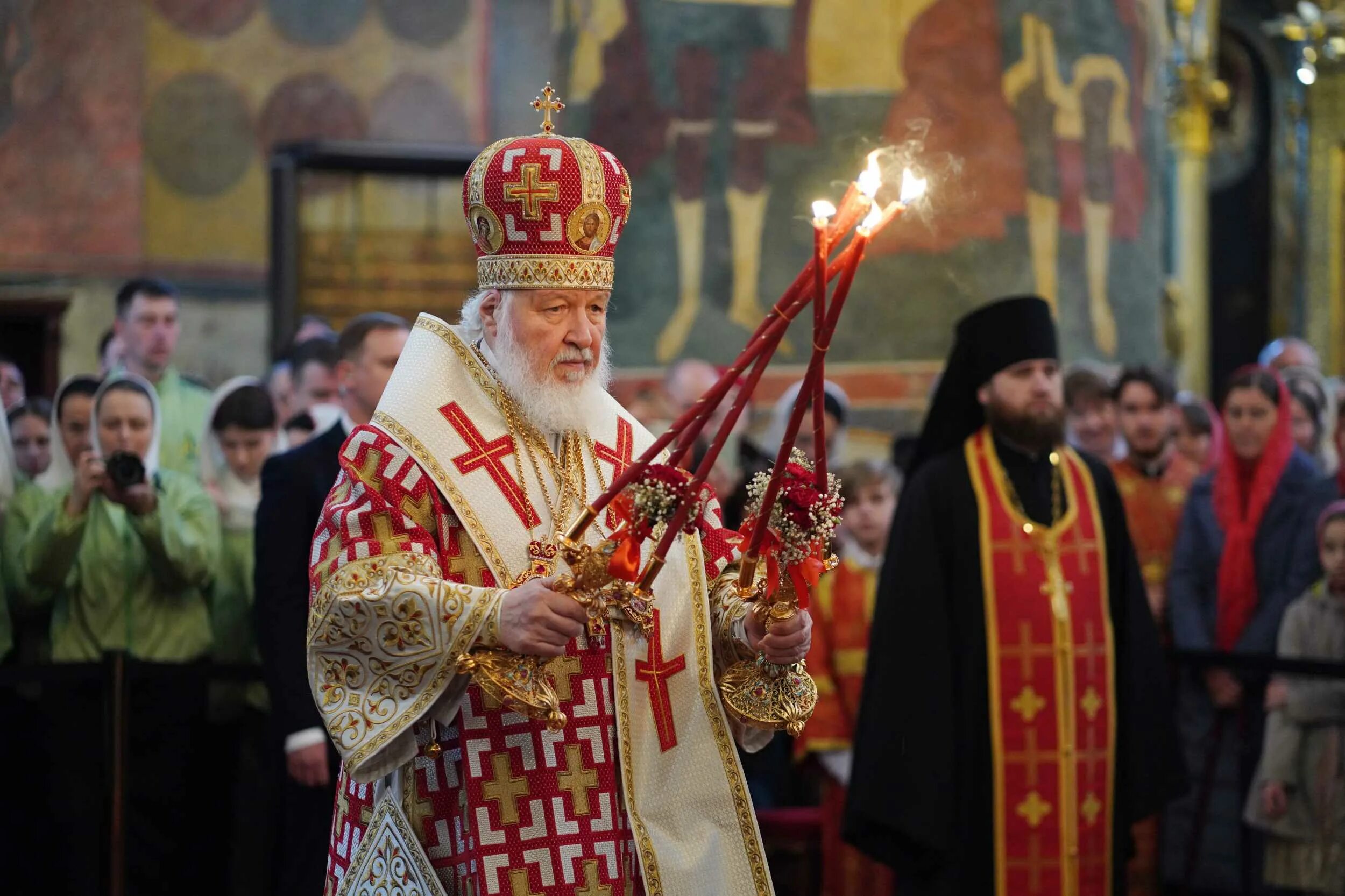 Богослужение в успенском соборе московского кремля. Патриарх в успенском соборе. Богослужение в успенском соборе московского кремля. В успенском соборе светлая седмица. Патриаршая литургия в успенском соборе московского кремля 28 августа.