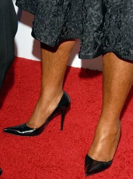 Волосатые ножки женщины. Ножки волосатые в туфлях. Красивые женщины с небритыми ногами. Волосатые ноги в колготках.