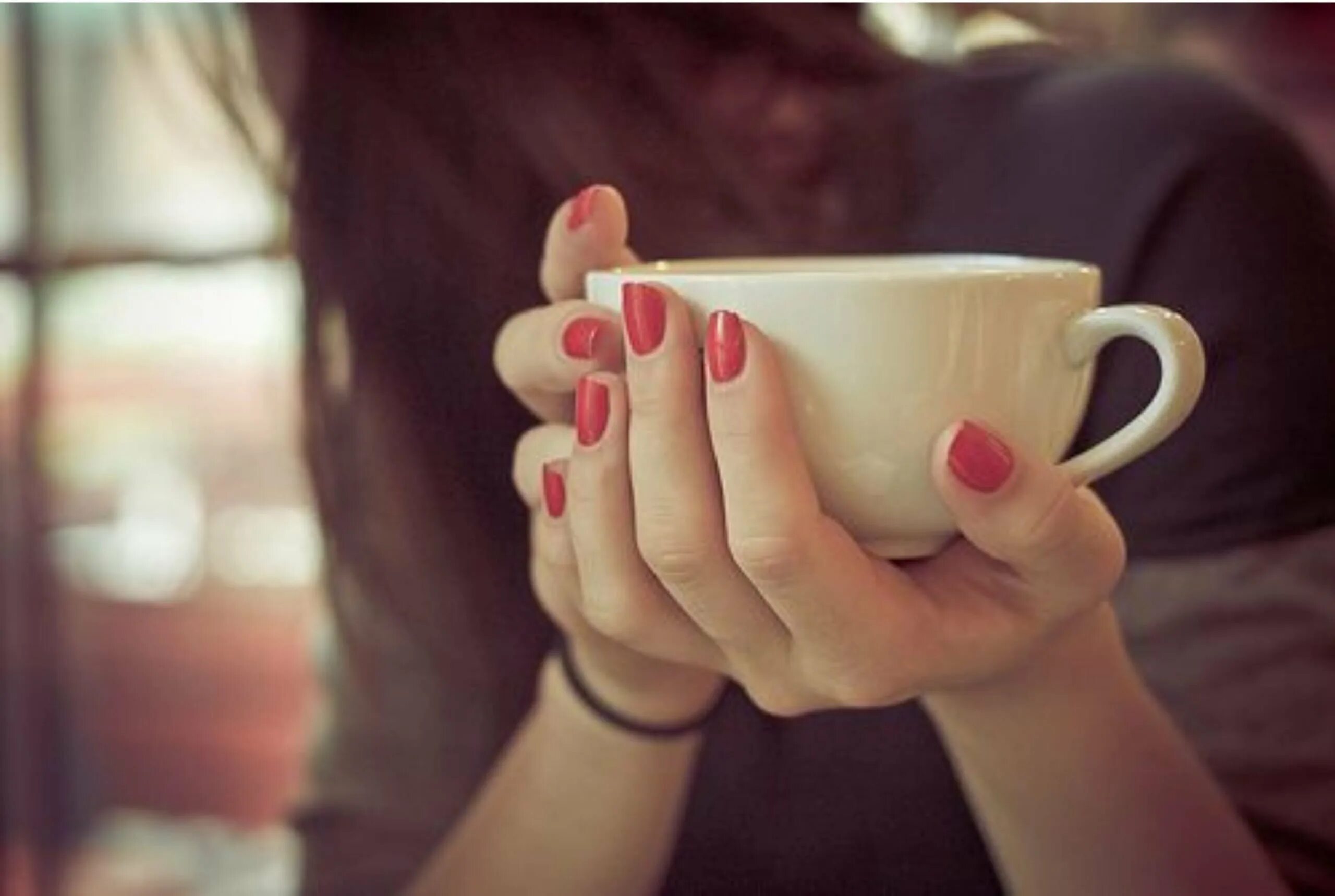 На утро растаял. Чашка кофе в руках. Кружка чая в руках. Кружка кофе в руках. Чашка в руках.