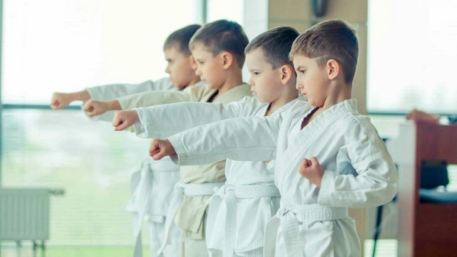 тренировка карате. спорт армейский рукопашный бой. боевые искусства записаться. каратэ дети. боевые искусства записаться.