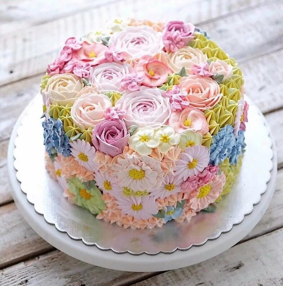 Фото кремовых тортов. Торт с цветами. Торт кремовый. Красивые торты на день рождения. Торт с кремовыми цветочками.