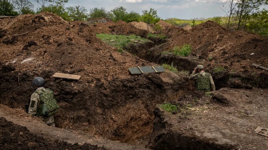 Окопы донбасса. Сергей хатылев военный эксперт. Зеленский в окопах донбасса. Денис тимошенко донбасс реалии. Окопы донбасса.
