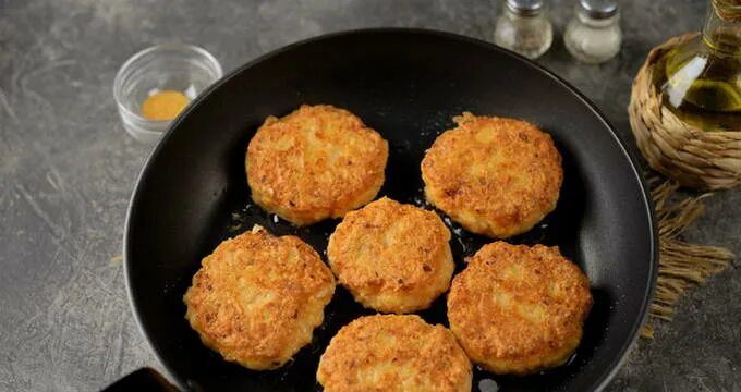 Котлеты из минтая с салом вкусные на сковороде сочно и вкусно. Минтай котлеты. Рыбные котлеты из пангасиуса. Рыбные котлеты с манкой рецепт из минтая. Фарш минтая котлеты.