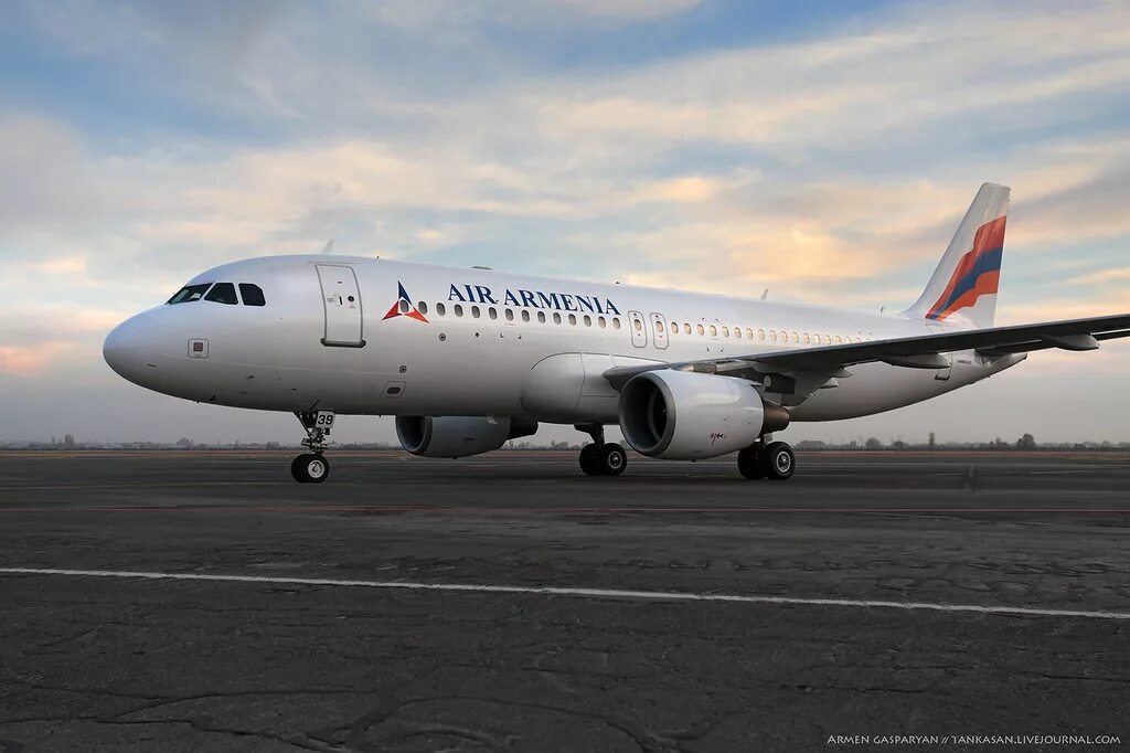 Armenia airlines. Авиакомпания АИР Армения. Airbus a 320 авиакомпания Армения. Armenia Aircompany самолеты. Боинг 737 армянские авиалинии.