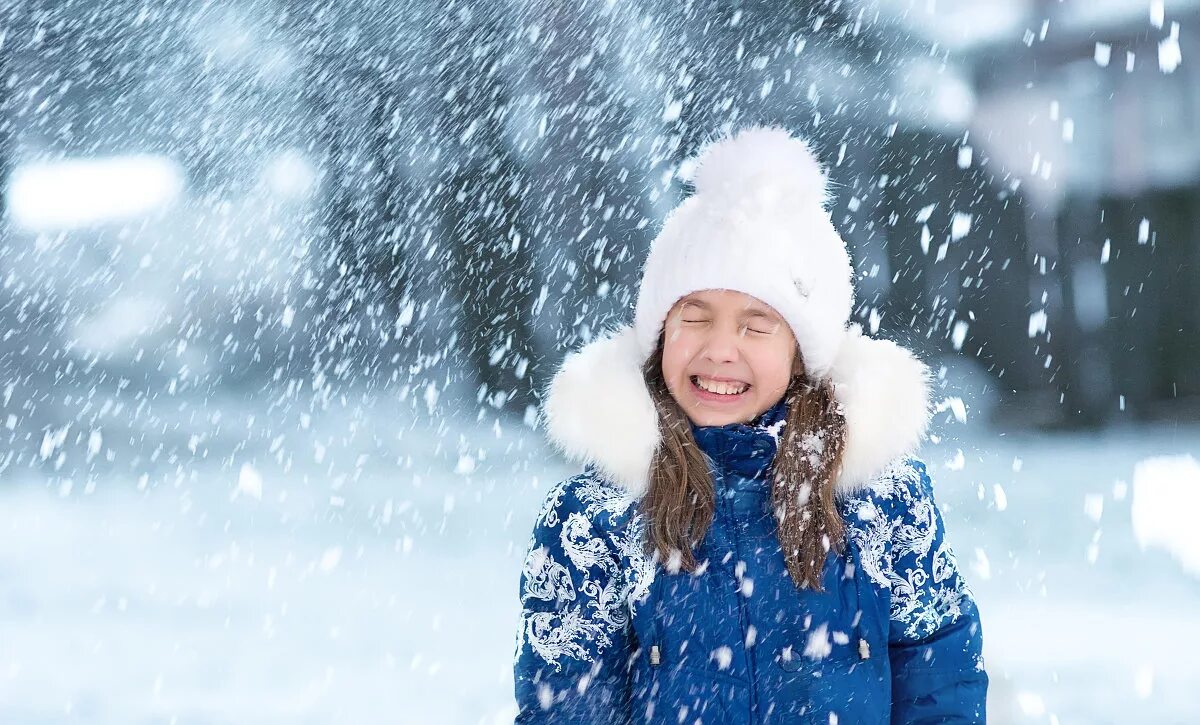 Радуемся первому снегу. Девочка радуется снегу. Дети радуются снегу. Снегопад для детей. Включи видео снежная