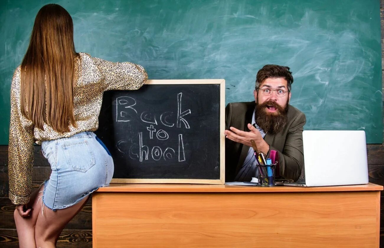 Учительница соблазнила учителя. Как соблазнить учителя. Ученик влюбился в учительницу. Игра как соблазнить учителя. Учительница соблазнила школьника.