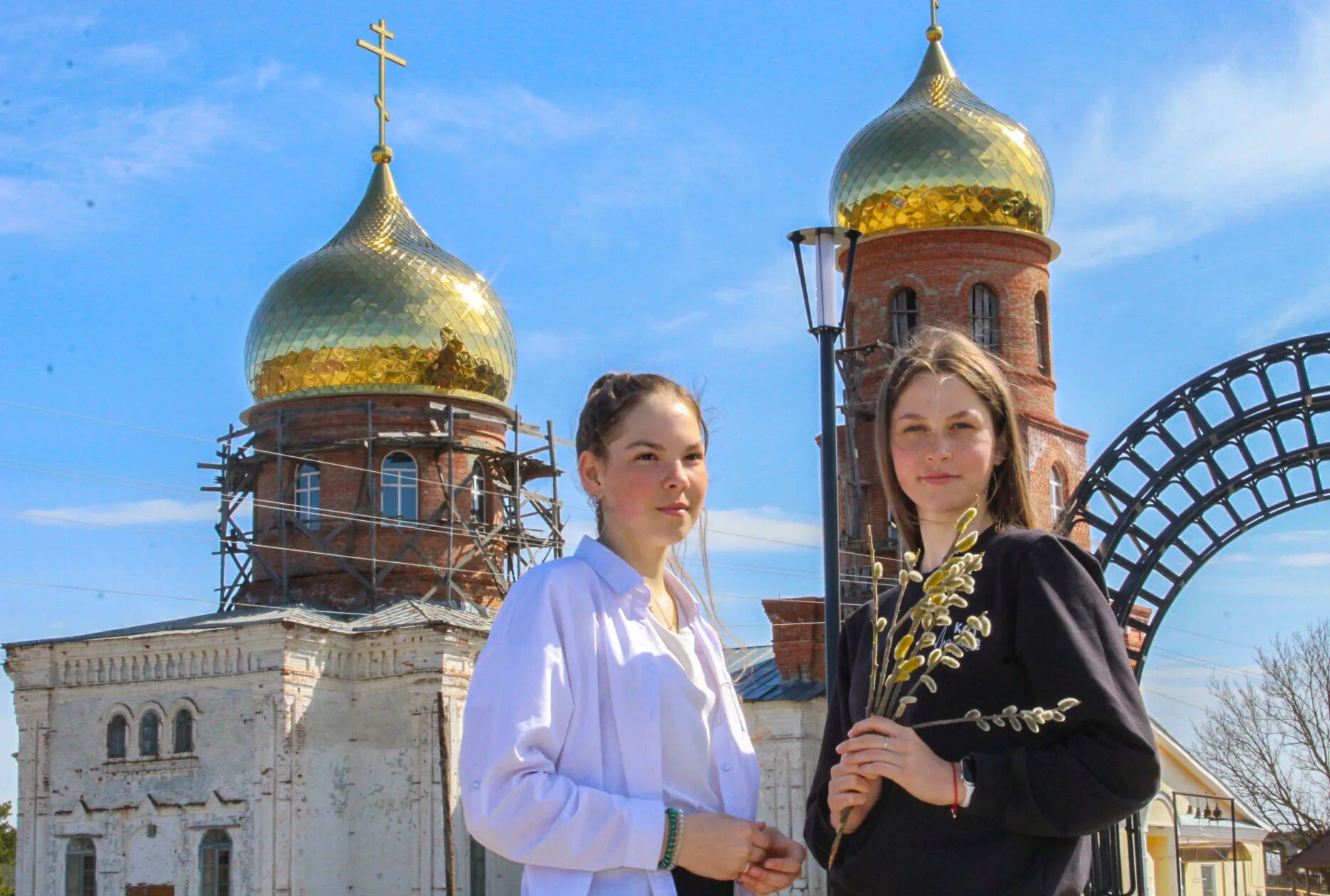 17 апреля есть праздник. Пасха Вербное воскресенье 2022. Пасха 17 апреля. Православные девушки Пензенской области. Вербное воскресенье в 2022 году.