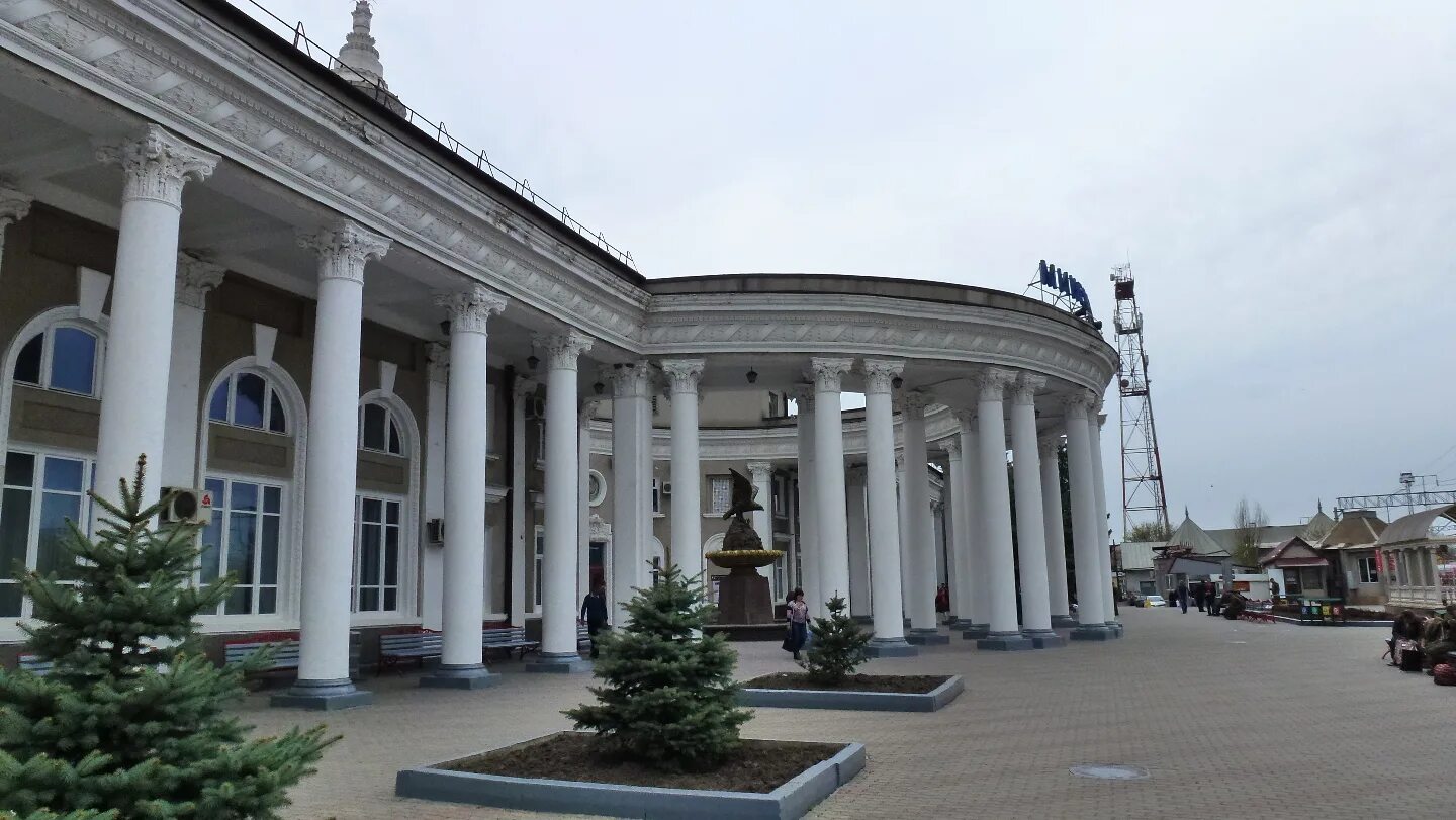 Жк минеральные воды. Город Минеральные воды вокзал. Город Минеральные воды ЖД вокзал. Минеральные воды вокзал ж/д. Здание вокзала Минеральные воды.