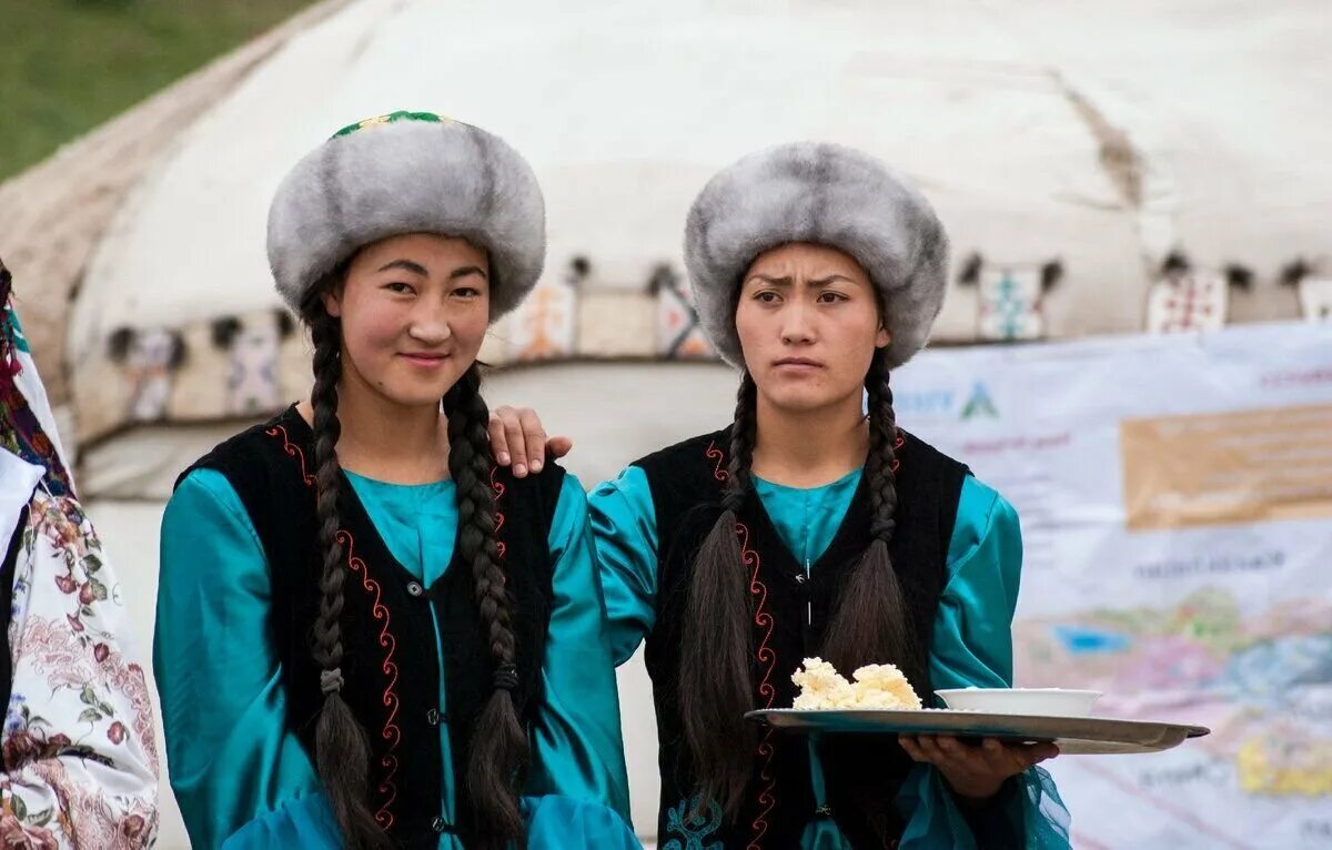 Первый Курултай в Кыргызстане. Кыргызы и казахи. Национальная шапка киргизов. Киргизистан Национальная одежда.