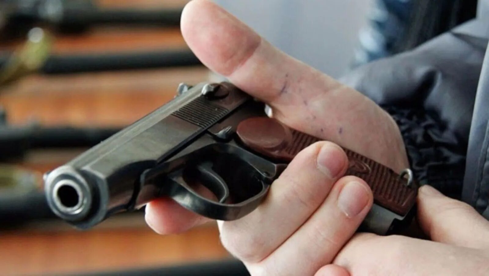 Кобура альфа 2 пм. Полицейский с пистолетом. Табельный автомат. Боевой пм в руке. Табельный автомат.