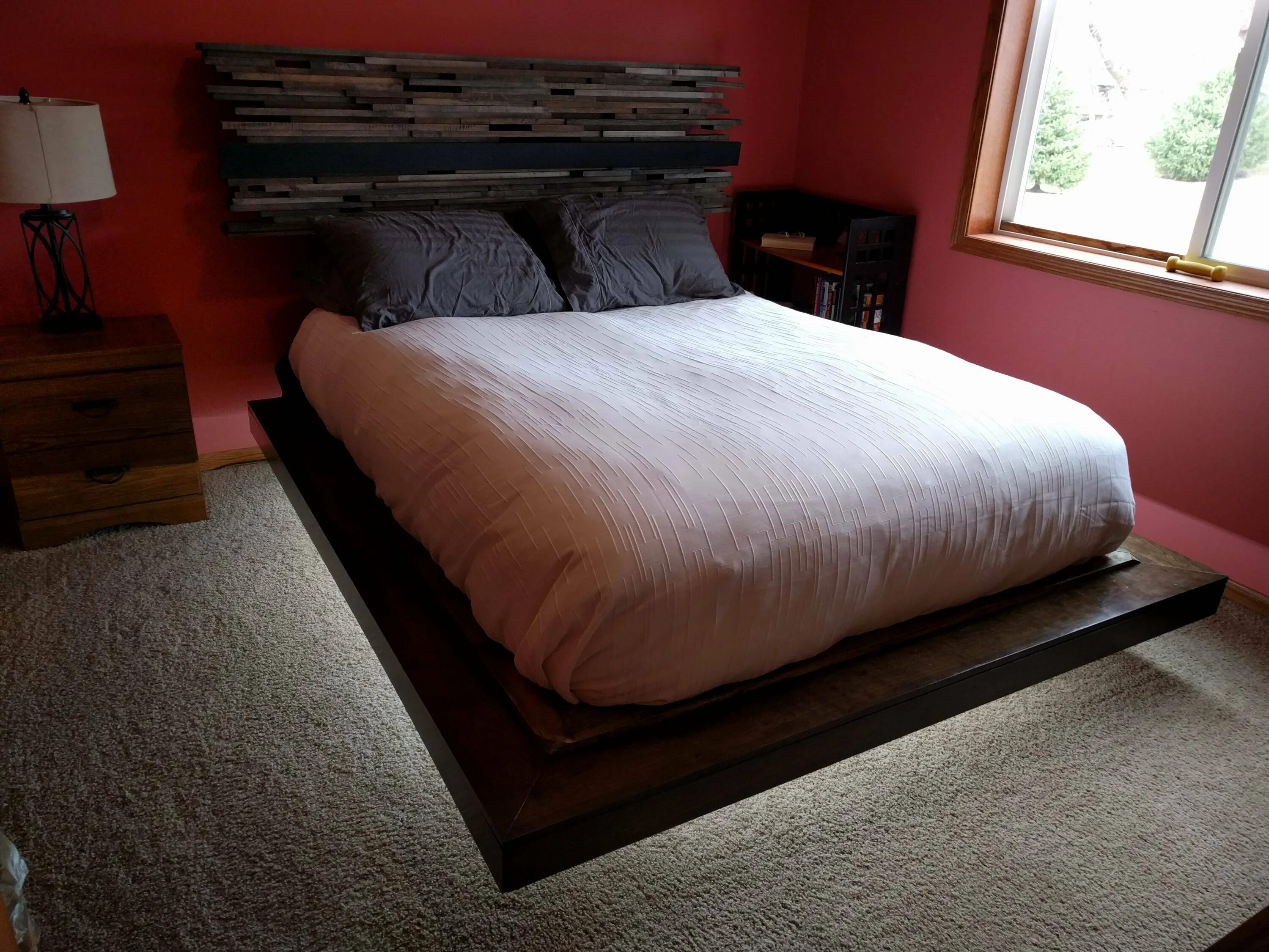 Двуспальная кровать дома дом. Кровать Magnetic Floating Bed. Кровать двуспальная парящая. Летающая кровать. Кровать висящая в воздухе.