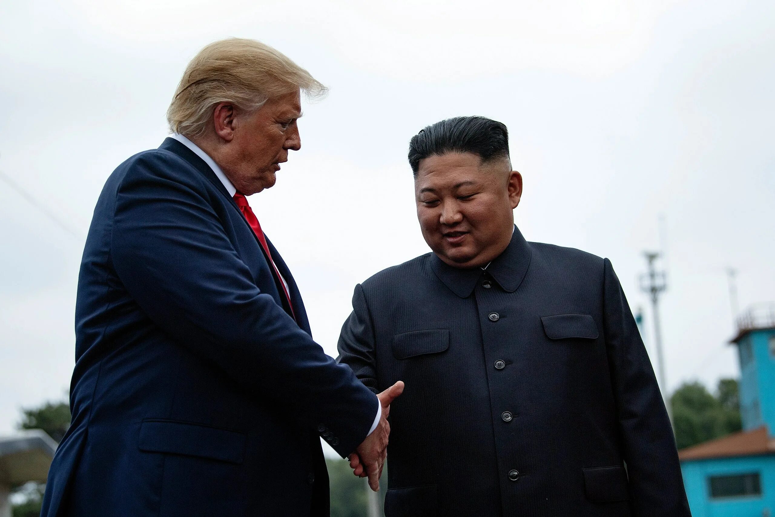 Трамп в кндр. Ын трамп.