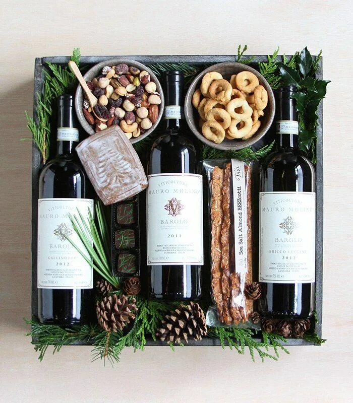 Подарочный набор с вином. Вино в подарок. Подарочная коробка с вином. Подарок с вином в коробке.