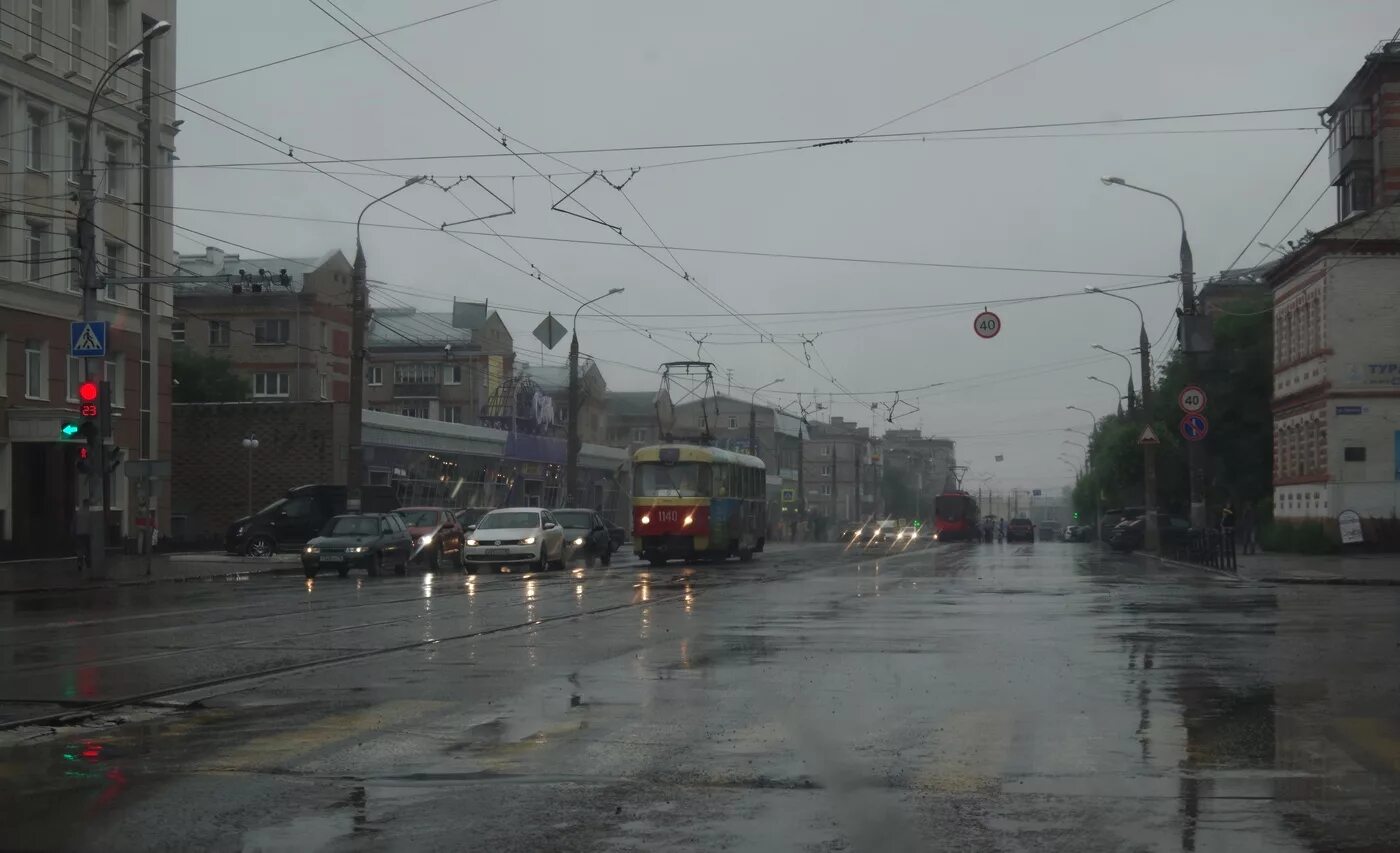 Мокрая улица. Мокрая улица Москвы. Мокрые улицы Казани. Ижевск дождь.