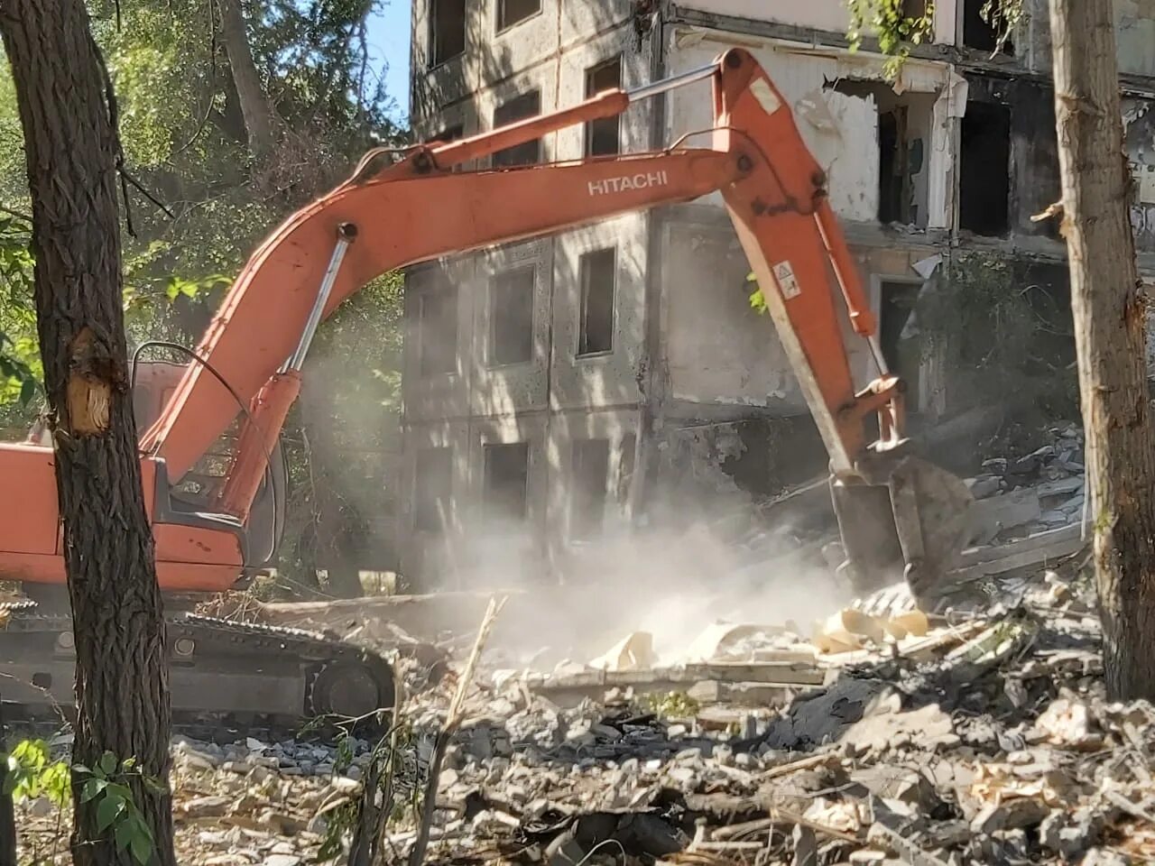 Дома под снос саратов. Снос дома. Сносят в Саратове здание. Снос аварийного и ветхого жилья в Новошахтинске. Саратов аварийные дома.